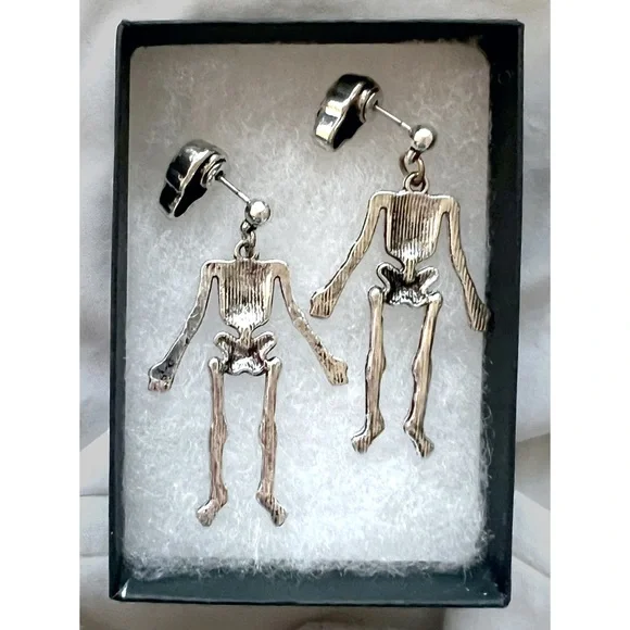 ⛔️ SOLD ⛔️ NWOT Hot Topic Silver Skeleton Dangle Earrings - Picture 5 of 5